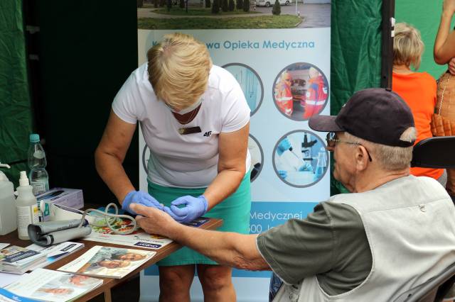 W punkcie Centrum Opieki Medycznej mieszkańcy mieli możliwość zmierzenia ciśnienia tętniczego krwi 