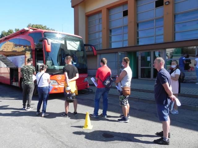 Osoby oczekujące na oddanie krwi w mobilnym punkcie poboru