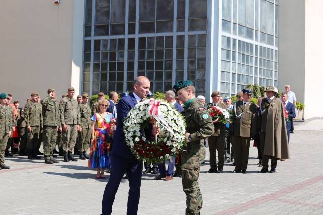 Wieniec pod Pomnikiem Pamięci Narodowej złożył zastępca burmistrza Dariusz Tracz