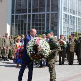 Wieniec pod Pomnikiem Pamięci Narodowej złożył zastępca burmistrza Dariusz Tracz