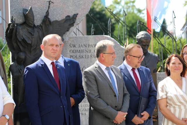 W uroczystościach uczestniczyli m.in.:  zastępca burmistrza Dariusz Tracz, poseł T. Chrzan, poseł T. Pamuła, starosta jarosławski S. Kłopot