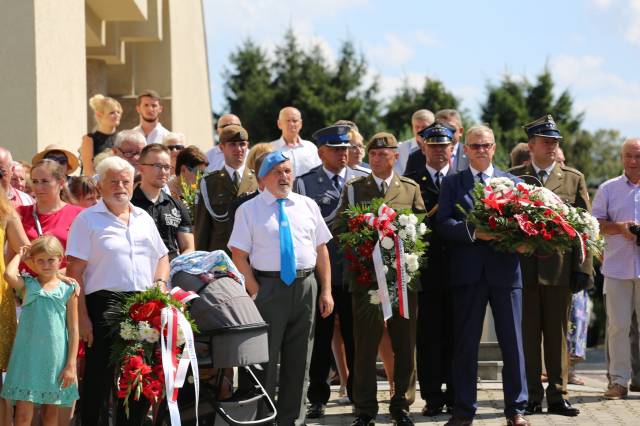 Uczestnicy uroczystości zgromadzeni przed pomnikiem Pamięci Narodowej