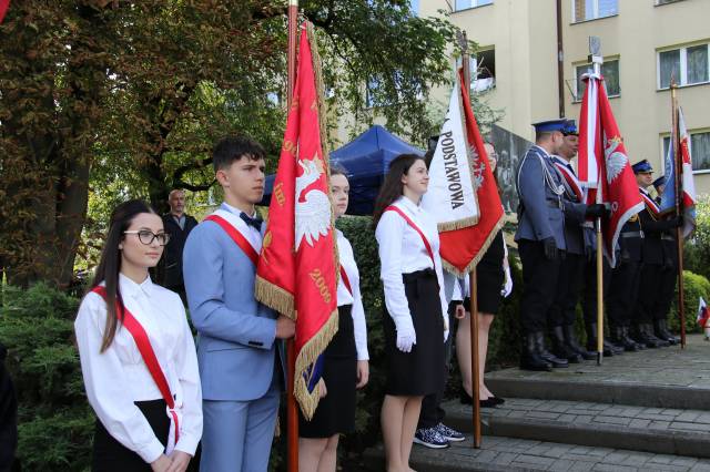 Poczty sztandarowe jarosławskich szkół podstawowych podczas obchodów 82. rocznicy wybuchu II wojny światowej.