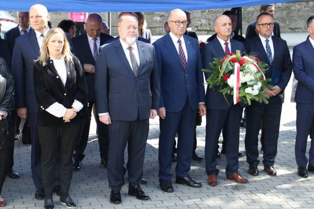 Uczestnicy obchodów 82. rocznicy wybuchu II wojny światowej. Od lewej: Szczepan Łąka-przewodniczący rady miasta, Bożena Łanowy-wiceprzewodnicząca, Waldemar Paluch-burmistrz miasta, Mieczysław Kasprzak-poseł na Sejm RP, Bogusław Tkaczyk-dyrektor biura, Stanisław Kłopot-starosta jarosławski.