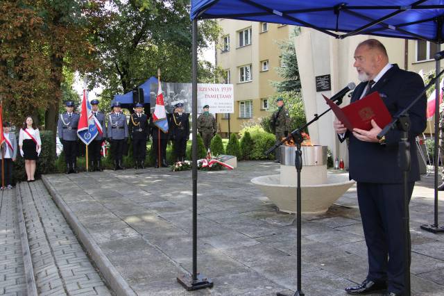 Burmistrz Miasta Jarosławia Waldemar Paluch podczas wygłaszania przemówienia dotyczącego 82. rocznicy wybuchu II wojny światowej.