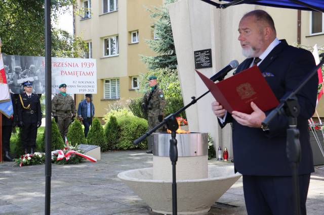 Burmistrz Miasta Jarosławia Waldemar Paluch podczas wygłaszania przemówienia dotyczącego 82. rocznicy wybuchu II wojny światowej.