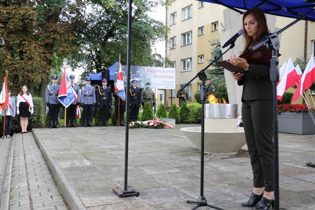 Martyna Sowa, dyrektor biura poselskiego Anny Schmidt, podczas odczytywania listu z okazji 82. rocznicy wybuchu II wojny światowej.