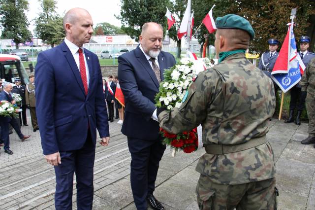 Składanie wiązanek kwiatów pod Pomnikiem Walk i Meczeństwa przez burmistrza Waldemara Palucha oraz zastępcę Dariusza Tracza.