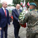 Składanie wiązanek kwiatów pod Pomnikiem Walk i Meczeństwa przez burmistrza Waldemara Palucha oraz zastępcę Dariusza Tracza.