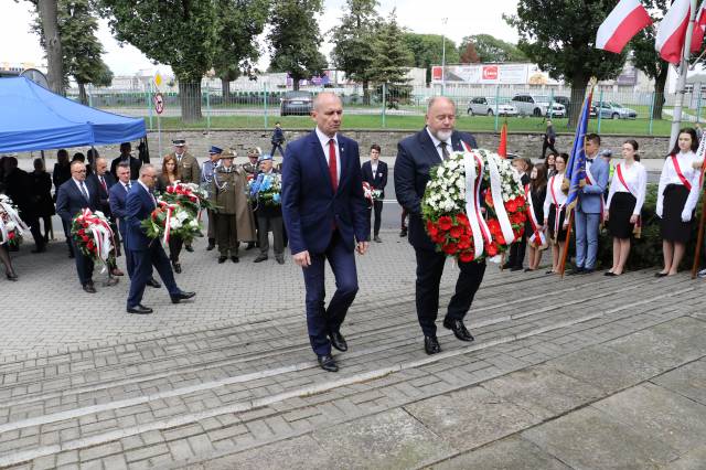 Składanie wiązanek kwiatów pod Pomnikiem Walk i Meczeństwa przez burmistrza Waldemara Palucha oraz zastępcę Dariusza Tracza.