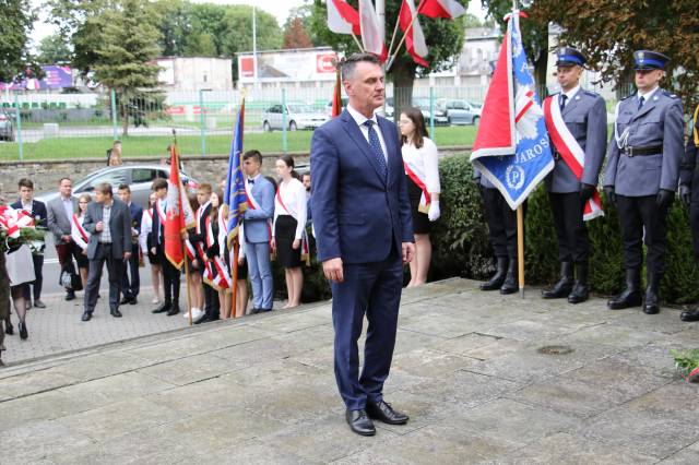 Składanie wiązanek kwiatów pod Pomnikiem Walk i Meczeństwa przez dyrektora generalnego Podkarpackiego Urzędu Wojewódzkiego Marcina Zaborniaka.