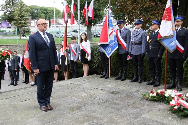 Składanie wiązanek kwiatów pod Pomnikiem Walk i Meczeństwa przez starostę jarosławskiego Stanisława Kłopota.