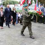 Składanie wiązanek kwiatów pod Pomnikiem Walk i Meczeństwa przez Szczepana Łąkę, przewodniczącego rady, Bożenę Łanowy, wiceprzewodniczącą oraz radną Jolantę Makarowską.