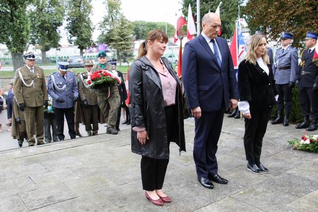 Składanie wiązanek kwiatów pod Pomnikiem Walk i Meczeństwa przez Szczepana Łąkę, przewodniczącego rady, Bożenę Łanowy, wiceprzewodniczącą oraz radną Jolantę Makarowską.