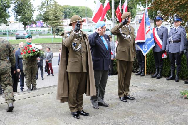 Składanie wiązanek kwiatów pod Pomnikiem Walk i Meczeństwa przez przedstawicieli służb mundurowych.