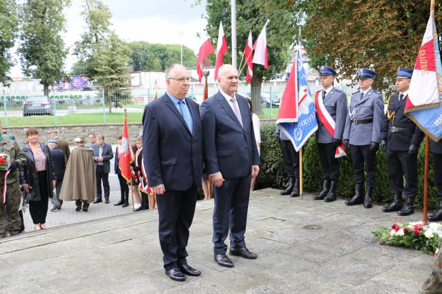 Składanie wiązanek kwiatów pod Pomnikiem Walk i Meczeństwa przez prezesów jarosławskich spółek: Andrzeja Wysockiego (PWiK) oraz Franciszka Gołąba (PGKiM).