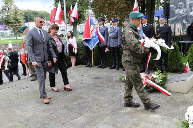 Składanie wiązanek kwiatów pod Pomnikiem Walk i Meczeństwa przez Artura Świątka oraz Jolantę Makarowską, reprezentujących Państwową Wyższą Szkołę Techniczno-Ekonomiczną im. ks. Bronisława Markiewicza w Jarosławiu.