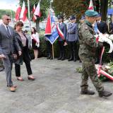 Składanie wiązanek kwiatów pod Pomnikiem Walk i Meczeństwa przez Artura Świątka oraz Jolantę Makarowską, reprezentujących Państwową Wyższą Szkołę Techniczno-Ekonomiczną im. ks. Bronisława Markiewicza w Jarosławiu.