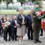 Składanie wiązanek kwiatów pod Pomnikiem Walk i Meczeństwa przez radnych Wandę Czerwiec oraz Antoniego Lotycza.