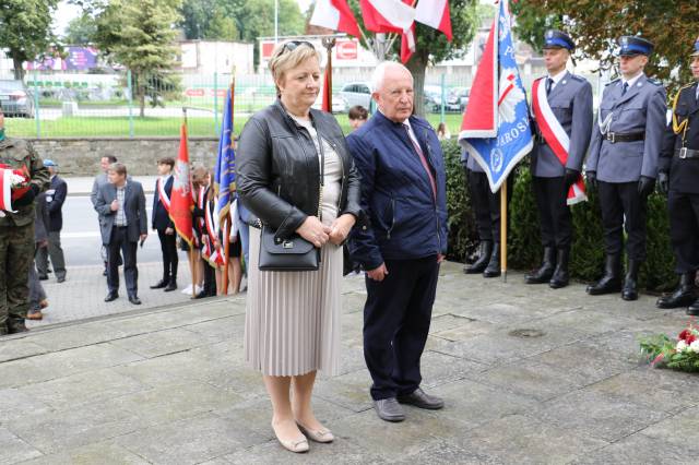 Składanie wiązanek kwiatów pod Pomnikiem Walk i Meczeństwa przez radnych Wandę Czerwiec oraz Antoniego Lotycza.