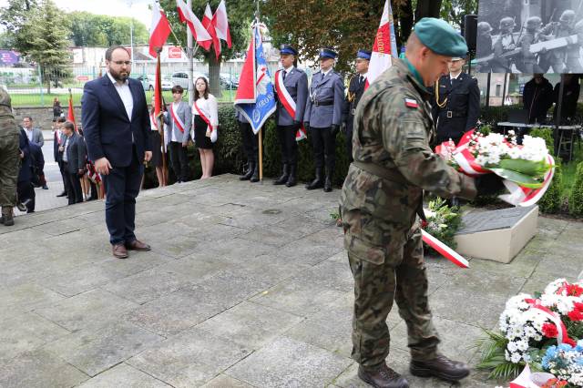 Składanie wiązanek kwiatów pod Pomnikiem Walk i Meczeństwa przez dyrektora Muzeum w Jarosławiu Kamienica Orsettich Łukasza Zagrobelnego.