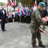 Składanie wiązanek kwiatów pod Pomnikiem Walk i Meczeństwa przez dyrektora Muzeum w Jarosławiu Kamienica Orsettich Łukasza Zagrobelnego.