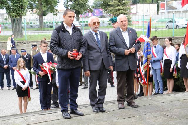 Składanie wiązanek kwiatów pod Pomnikiem Walk i Meczeństwa przez przedstawicieli Stowarzyszenia Miłośników Jarosławia z prezesem Tadeuszem Słowikiem na czele.