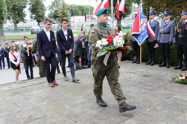 Młodzież szkolna podczas składania wiązanek biało-czerwonych pod Pomnikiem Walk i Meczeństwa.