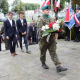 Młodzież szkolna podczas składania wiązanek biało-czerwonych pod Pomnikiem Walk i Meczeństwa.