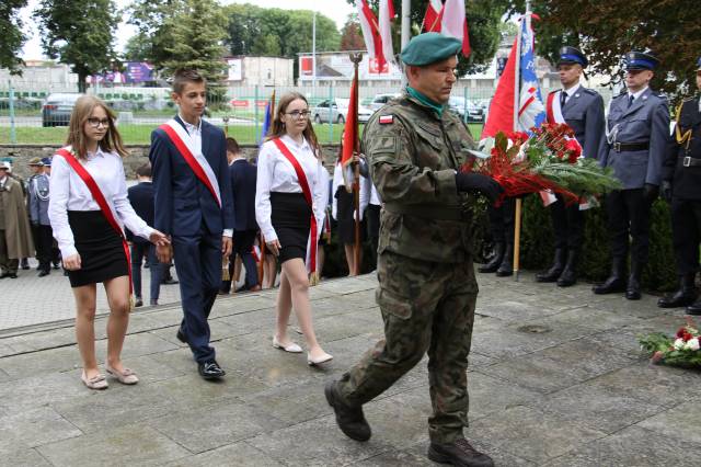 Młodzież szkolna podczas składania wiązanek biało-czerwonych pod Pomnikiem Walk i Meczeństwa.