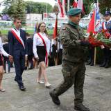 Młodzież szkolna podczas składania wiązanek biało-czerwonych pod Pomnikiem Walk i Meczeństwa.