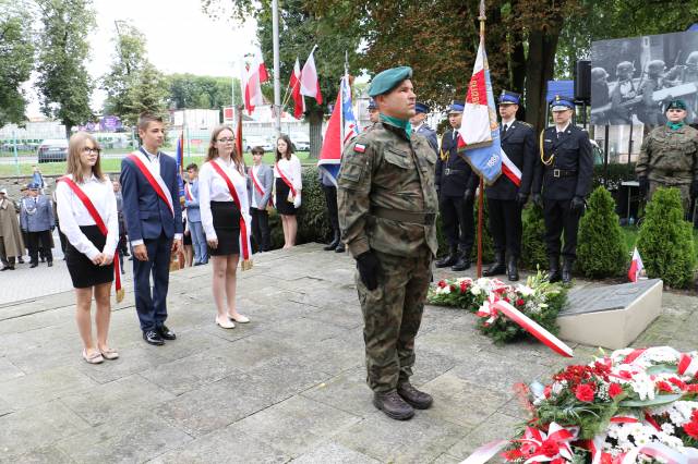 Młodzież szkolna podczas składania wiązanek biało-czerwonych pod Pomnikiem Walk i Meczeństwa.