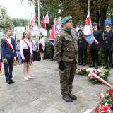 Młodzież szkolna podczas składania wiązanek biało-czerwonych pod Pomnikiem Walk i Meczeństwa.