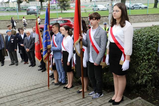 Poczty sztandarowe jarosławskich szkół podstawowych podczas obchodów 82. rocznicy wybuchu II wojny światowej.