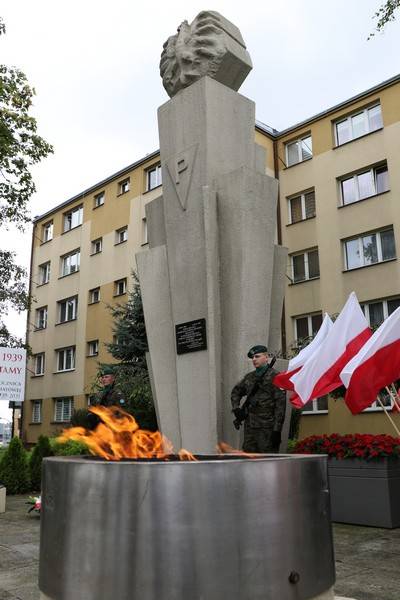 Płonący znicz na tle Pomnika Walk i Męczeństwa - 1 września.