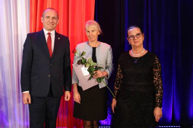 Laureatka nagrody Burmistrza Miasta Jarosławia za osiągnięcia dydaktyczno-wychowawcze wraz z zastępcą burmistrza Dariuszem Traczem oraz dyr. Renatą Chlebowską 