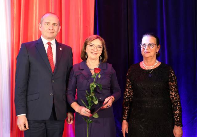 Laureatka nagrody Burmistrza Miasta Jarosławia za osiągnięcia dydaktyczno-wychowawcze wraz z zastępcą burmistrza Dariuszem Traczem oraz dyr. Renatą Chlebowską 