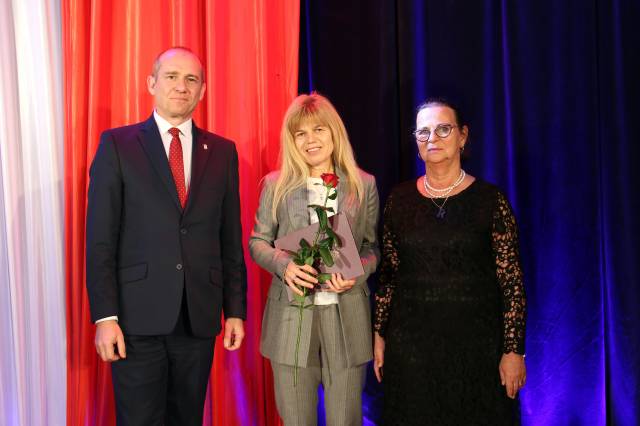 Laureatka nagrody Burmistrza Miasta Jarosławia za osiągnięcia dydaktyczno-wychowawcze wraz z zastępcą burmistrza Dariuszem Traczem oraz dyr. Renatą Chlebowską 