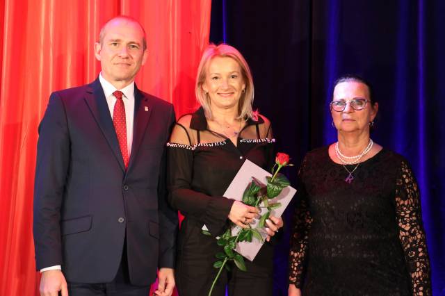 Laureatka nagrody Burmistrza Miasta Jarosławia za osiągnięcia dydaktyczno-wychowawcze wraz z zastępcą burmistrza Dariuszem Traczem oraz dyr. Renatą Chlebowską 