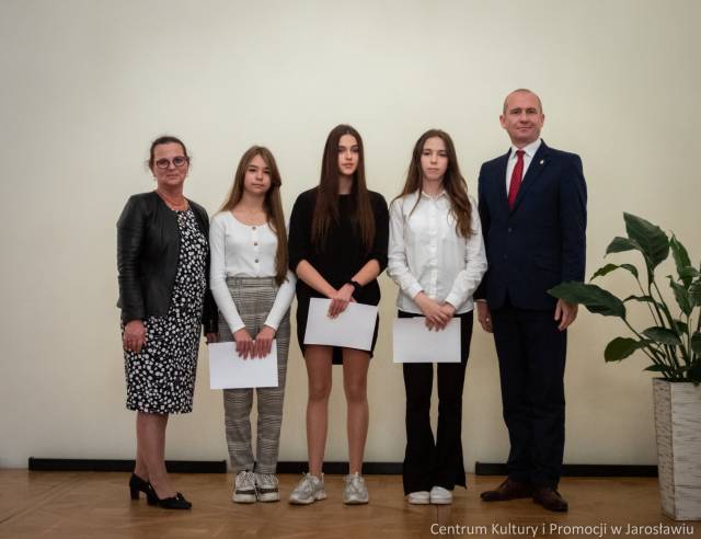 Laureatki XIX edycji Konkursu Recytatorsko-Poetyckiego im. Jerzego Hordyńskiego w obecności Draiusza Tracza, zastępcy burmistrza oraz Renaty Chlebowskiej, dyrektora Wydziału Oświaty i Sportu Urzędu Miasta Jarosławia. 