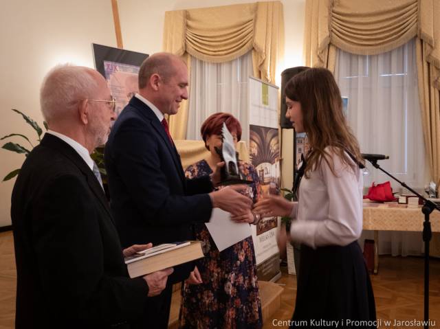 Uroczyste wręczenie nagrody laureatce XIX edycji Konkursu Recytatorsko-Poetyckiego im. Jerzego Hordyńskiego.