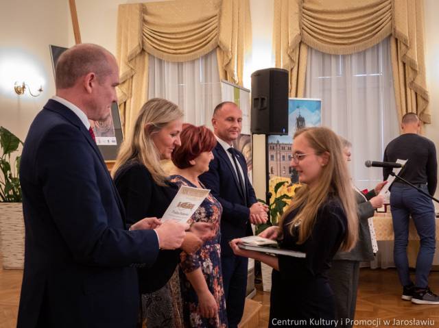 Uroczyste wręczenie nagrody laureatce XIX edycji Konkursu Recytatorsko-Poetyckiego im. Jerzego Hordyńskiego.