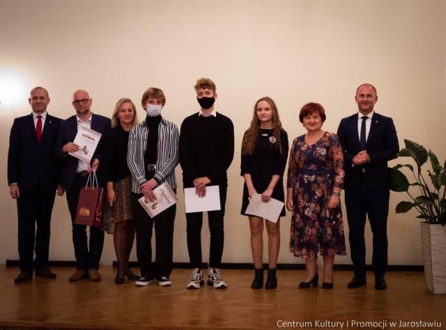 Laureaci XIX edycji Konkursu Recytatorsko-Poetyckiego im. Jerzego Hordyńskiego wraz z organizatorami i zaproszonymi gośćmi.