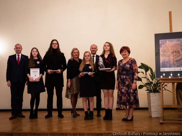 Laureaci XIX edycji Konkursu Recytatorsko-Poetyckiego im. Jerzego Hordyńskiego wraz z organizatorami i zaproszonymi gośćmi.