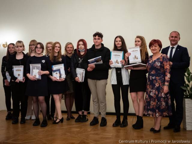 Laureaci XIX edycji Konkursu Recytatorsko-Poetyckiego im. Jerzego Hordyńskiego wraz z organizatorami i zaproszonymi gośćmi.