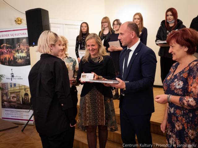 Uroczyste wręczenie nagrody laureatce XIX edycji Konkursu Recytatorsko-Poetyckiego im. Jerzego Hordyńskiego.