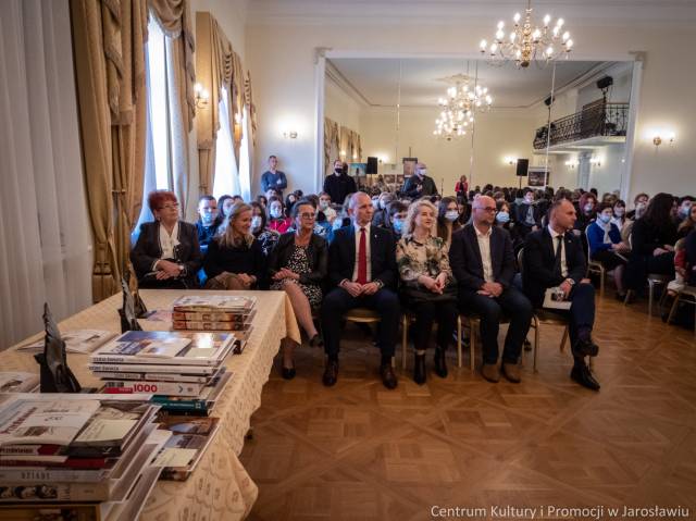 Zaproszeni goście oraz uczestnicy XIX edycji Konkursu Recytatorsko-Poetyckiego im. Jerzego Hordyńskiego w sali lustrzanej Centrum Kultury i Promocji w Jarosławiu.