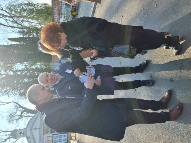 Wiceburmistrz Dariusz Tracz kwestujący na Starym Cmentarzu w Jarosławiu 