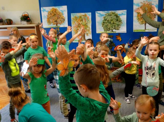 Tańce przedszkolaków przy pisence "Kolorowe listki".