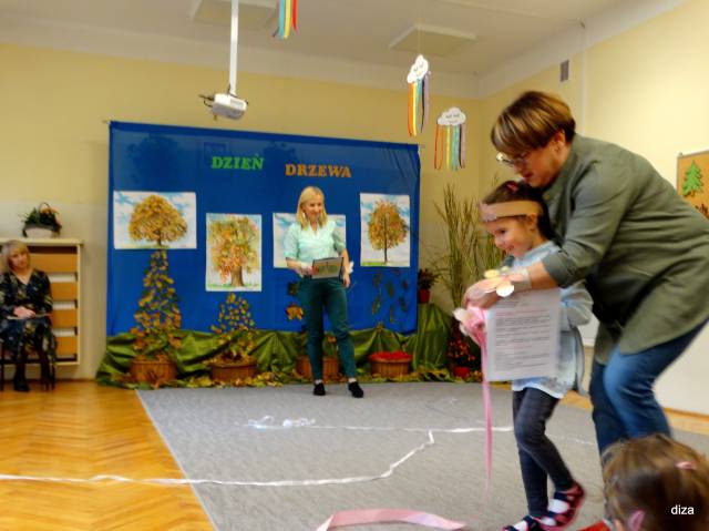 Zabawy w poszukiwanie ukrytych pudełek z wiadomościami od drzew.